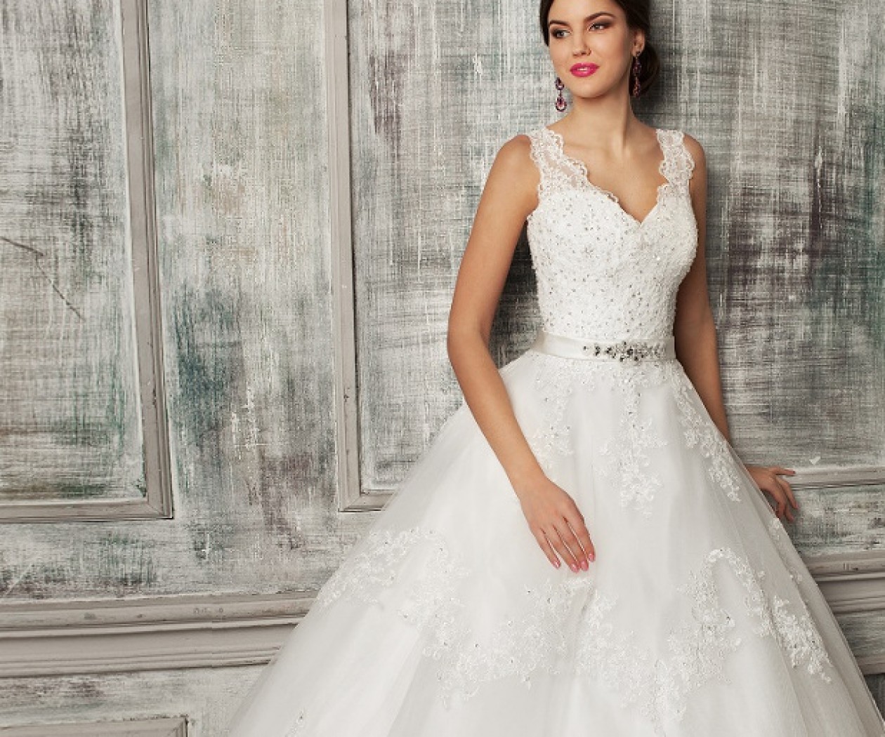 Элегантное пышное свадебное платье с кружевом и пайетками SALI BRIDAL Элегантное пышное свадебное платье с кружевом и пайетками SALI BRIDAL