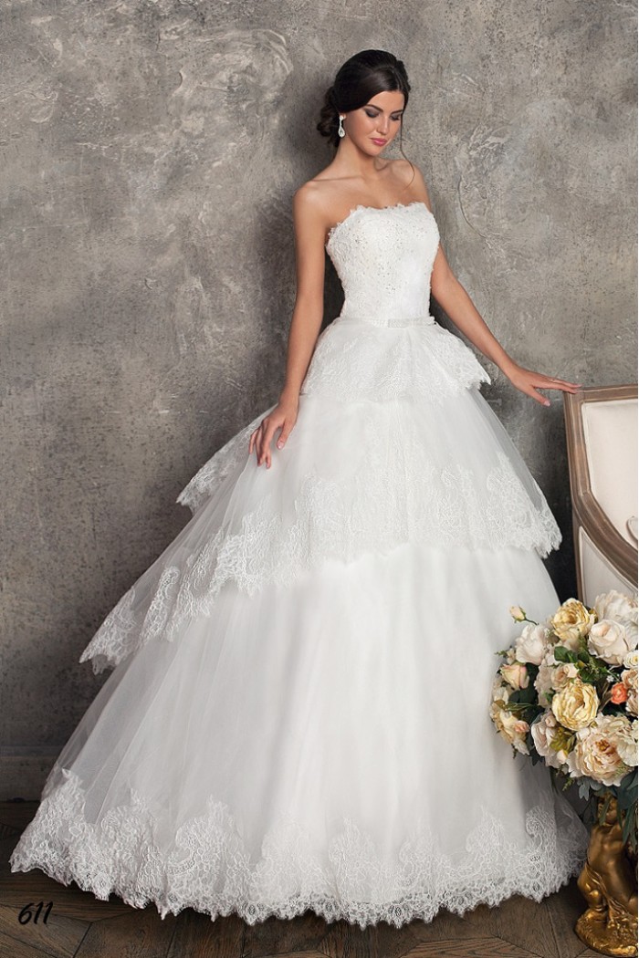 Свадебное платье с открытым верхом и пышной юбкой SALI BRIDAL Свадебное платье с открытым верхом и пышной юбкой SALI BRIDAL