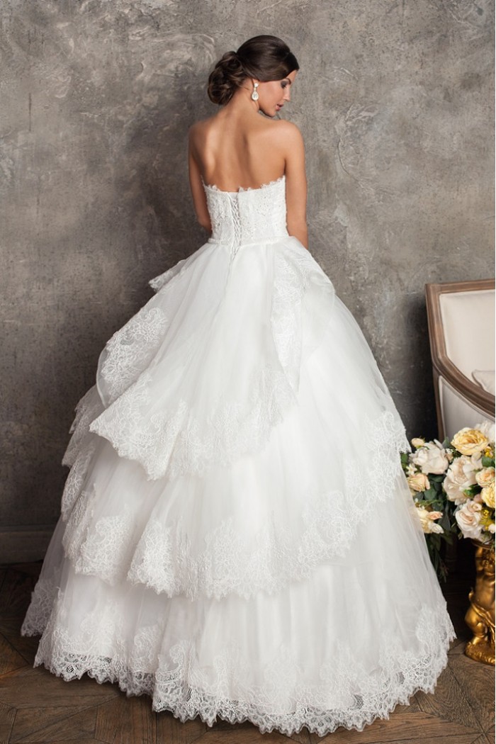 Свадебное платье с открытым верхом и пышной юбкой SALI BRIDAL Свадебное платье с открытым верхом и пышной юбкой SALI BRIDAL