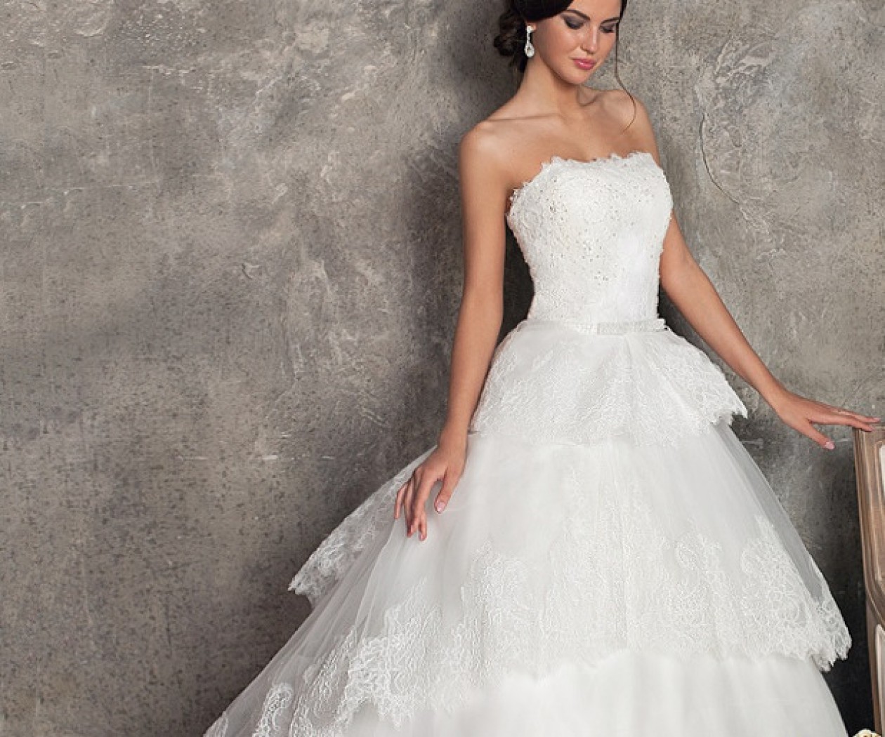 Свадебное платье с открытым верхом и пышной юбкой SALI BRIDAL Свадебное платье с открытым верхом и пышной юбкой SALI BRIDAL