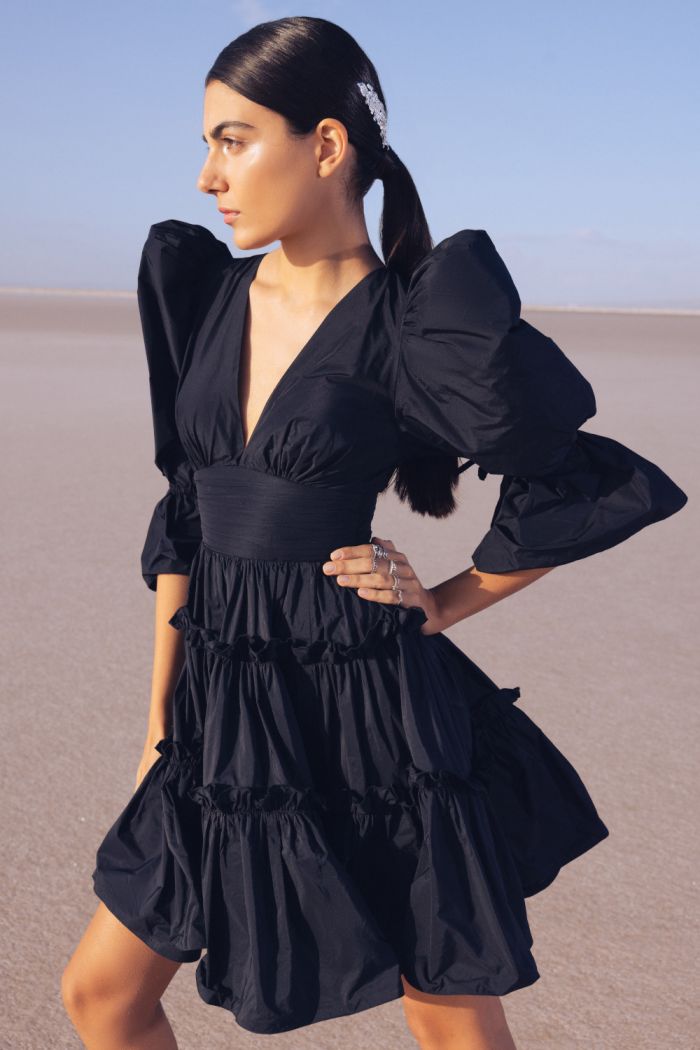 Черное эффектное платье мини длины из тафты с длинным фигурным рукавом - БЕТА