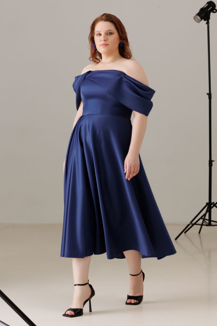 Атласное платье миди длины в минималистичном стиле с ассиметричной драпировкой - ЛИСИТЕЯ МИДИ