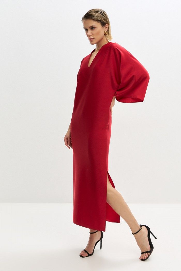 Лаконичное яркое платье силуэта кимоно с рукавом - ДЕБЮ