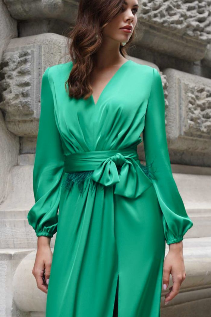 Зеленое вечернее платье в пол с разрезом по ноге и длинным рукавом - БРИОНИ