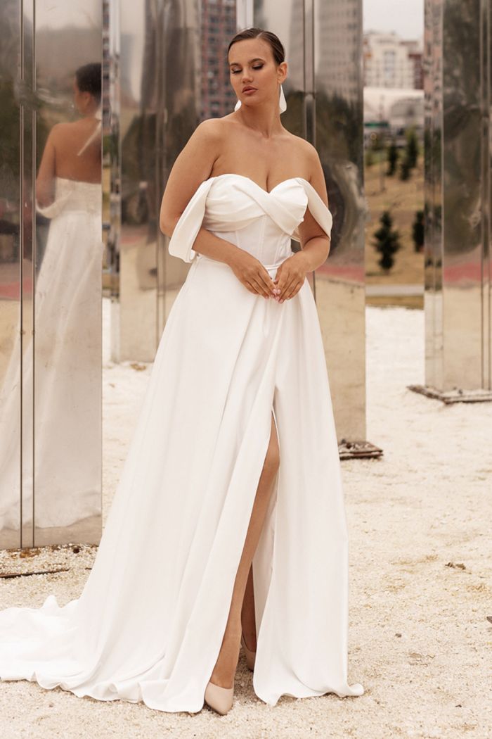 Прямое свадебное атласное платье большого размера на корсете с тонким поясом и шлейфом - КАССАНДРА