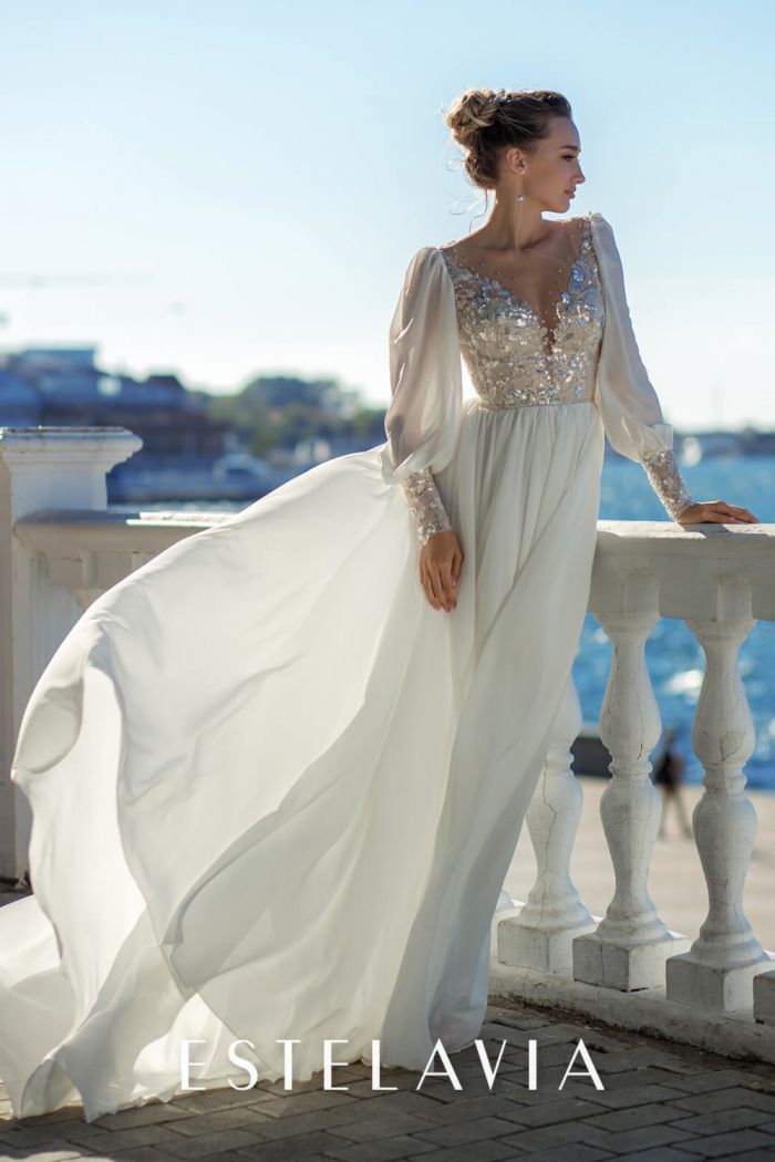 Свадебное платье прямого силуэта с рукавом, открытой спиной и расшитым лифом КОРНЕЛИЯ