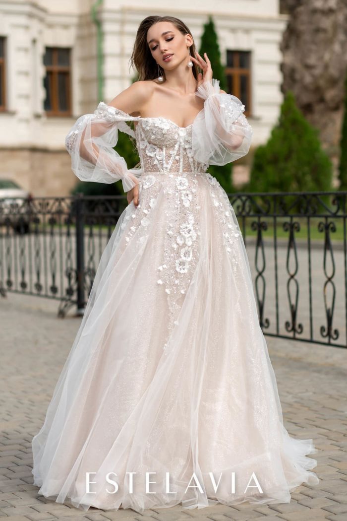 Свадебное платье с кружевом из глиттерной ткани со шлейфом и спущенным длинным рукавом  ЛУКРЕЦИЯ