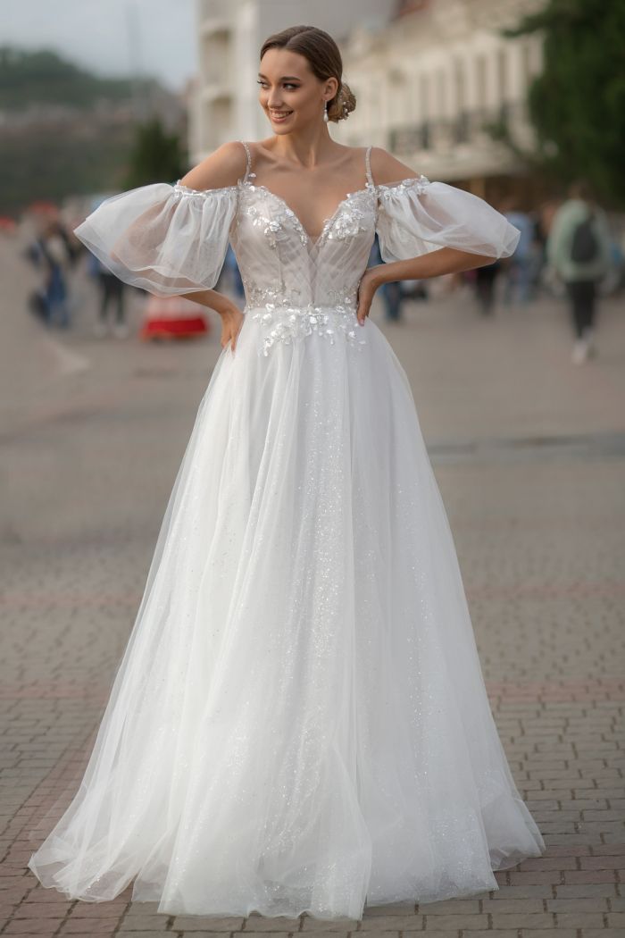 Блестящее свадебное платье со спущенными рукава-крылышками и открытой спиной - НИКОЛЕТТА