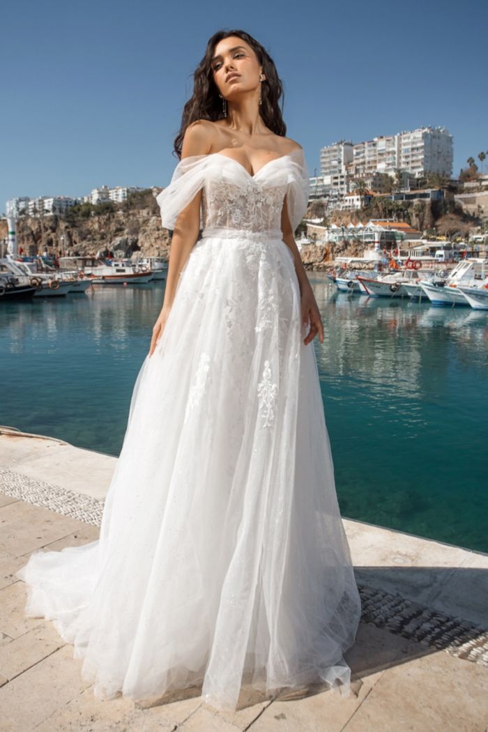 Свадебное платье со спущенным рукавом, длинным шлейфом и кружевом на лифе - СЕСИЛИЯ