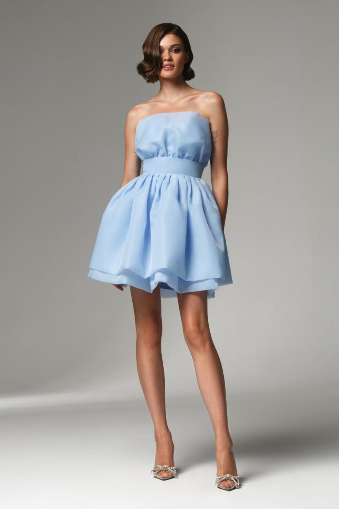 Короткое открытое голубое платье мини длины с ярко выраженной талией  - МАРА