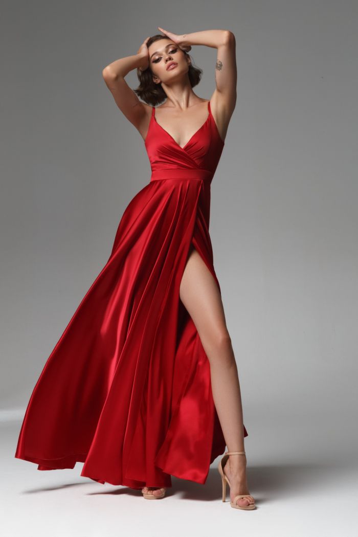 Вечернее платье красного цвета с разрезом по ноге на бретелях - НИССА