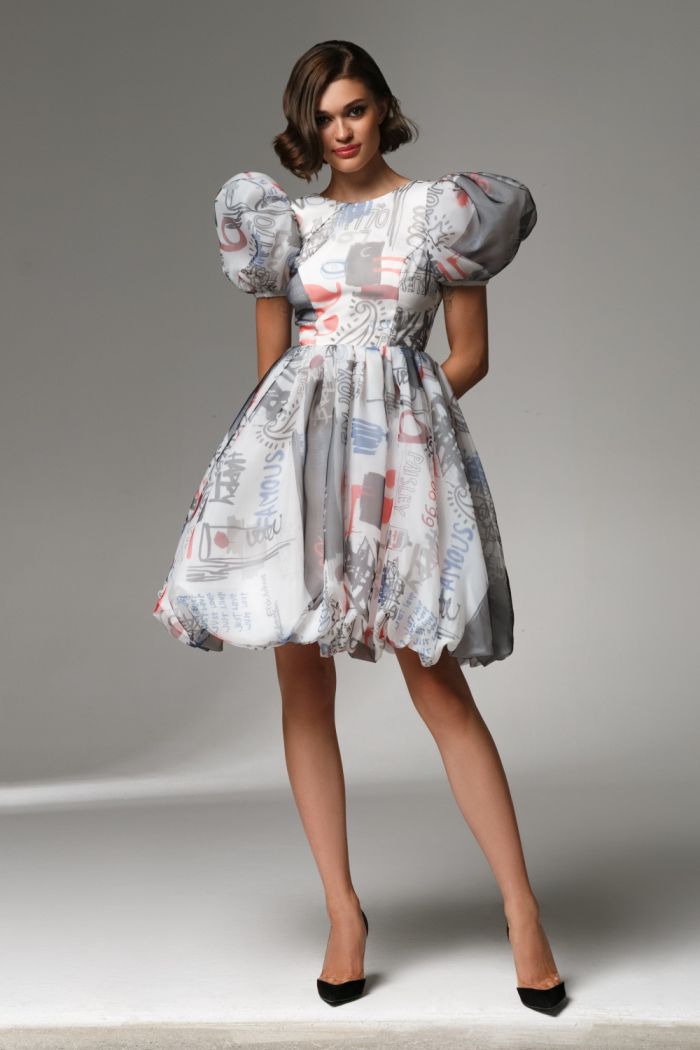 Оригинальное платье длины мини с коротким объемным рукавом - ЮККИ