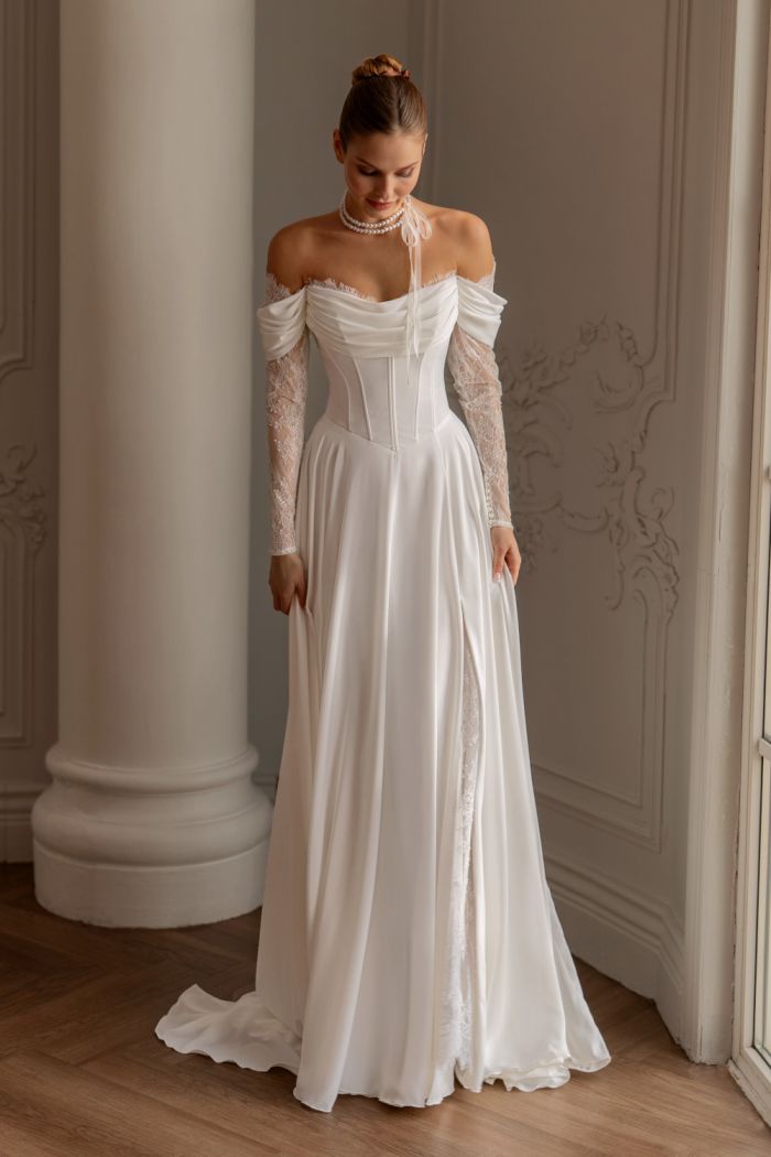 Утонченное свадебное платье А-силуэта на корсете с открытым лифом и ажурными рукавами - ДЭЯ