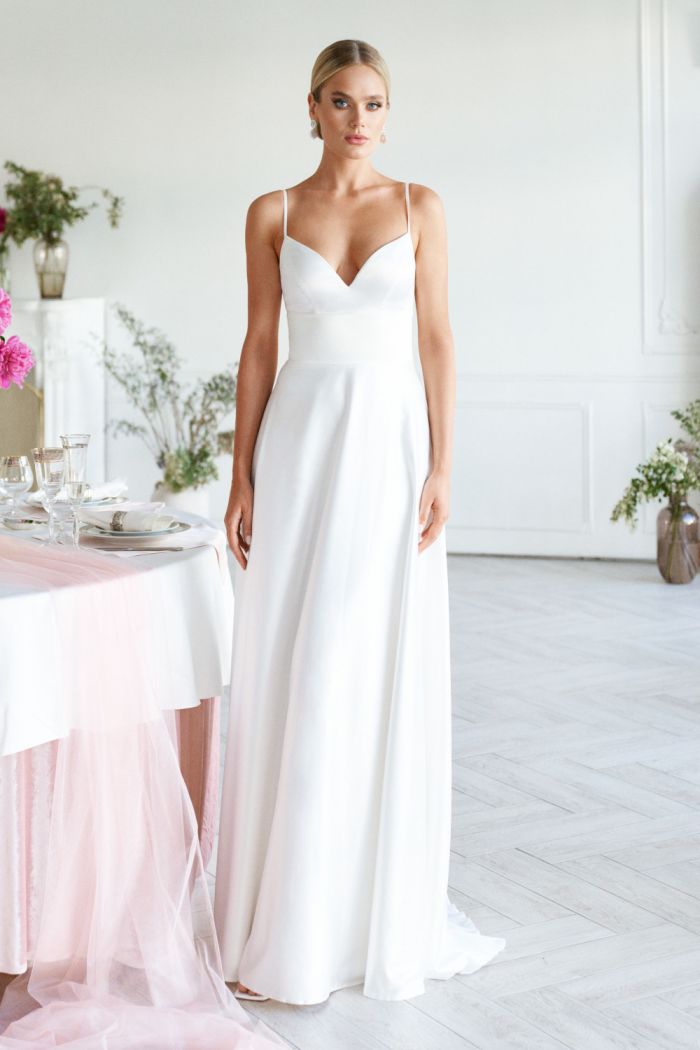Нежное свадебное платье А-силуэта на тонких бретелях и глубоким декольте - ЛАРА