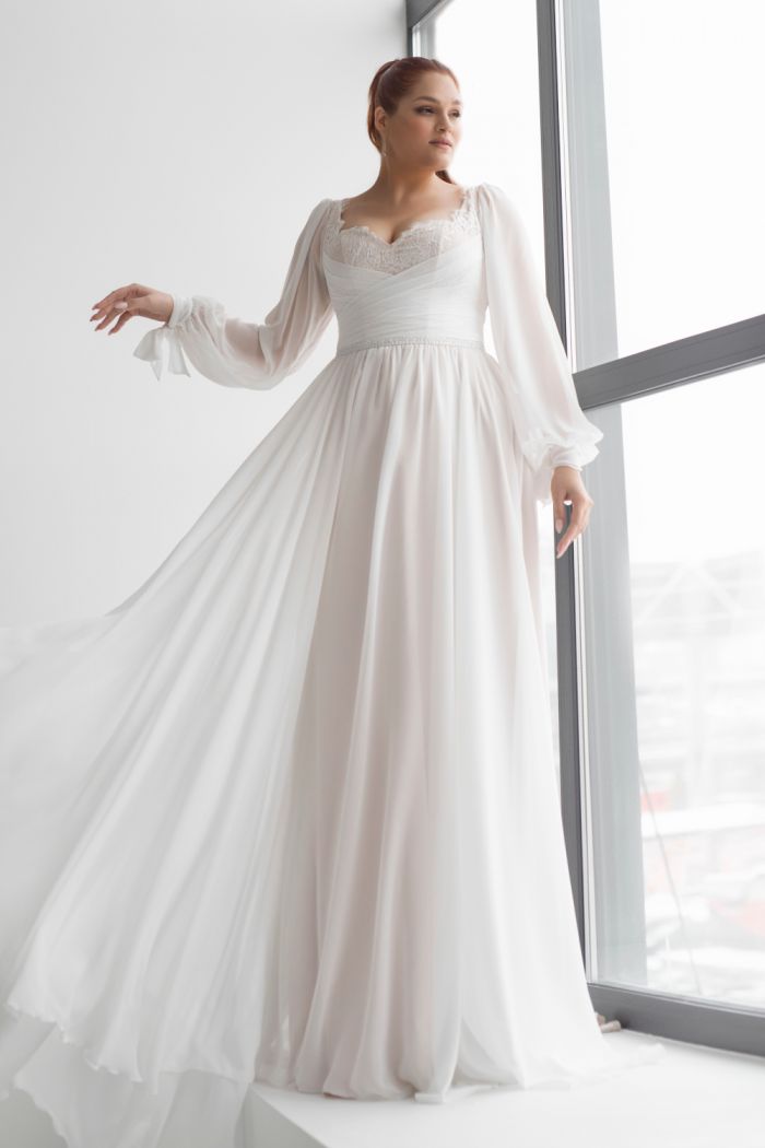 Легкое свадебное платье большого размера из шифона с элементами кружева на лифе - 6587