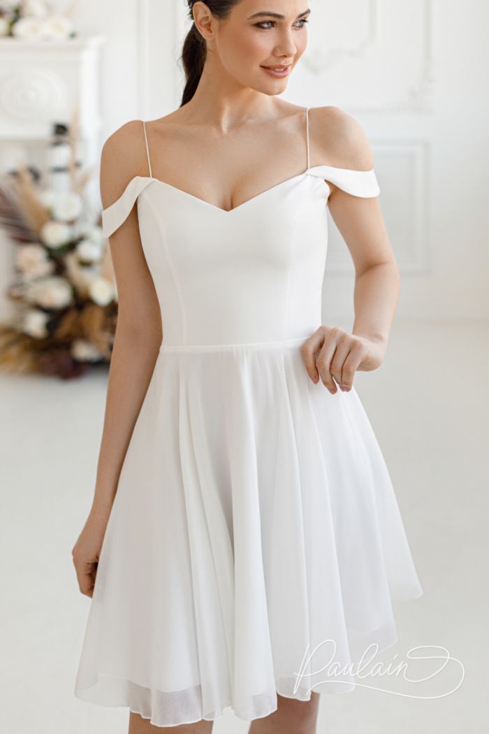 Белое платье с открытыми плечами и короткой юбкой длины мини - РИВЕР