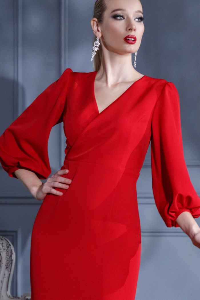 Красное стильное платье с поясом