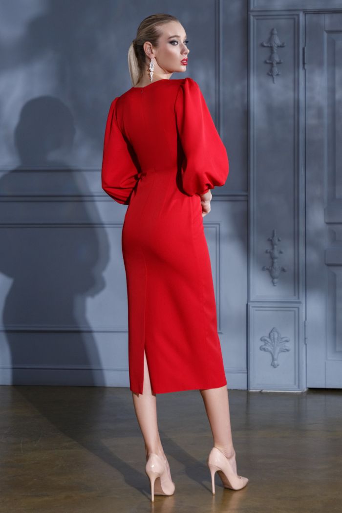 Модное красное платье ниже колена с объемным рукавом и пикантным вырезом в Хабаровске