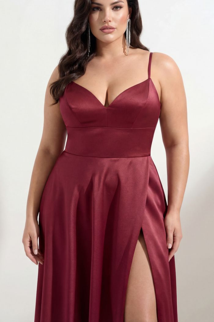 Атласное вечернее платье большого размера А-силуэта с разрезом по ноге и на тонких бретелях - БЕЗУПРЕЧНЫЙ ВКУС