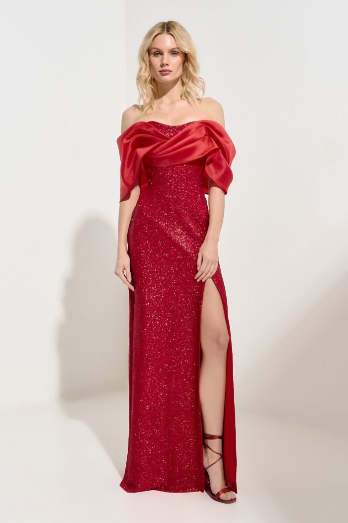 Яркое красное платье макси длины прямого силуэта с разрезом по ноге и открытыми плечами - ХОД КОРОЛЕВЫ