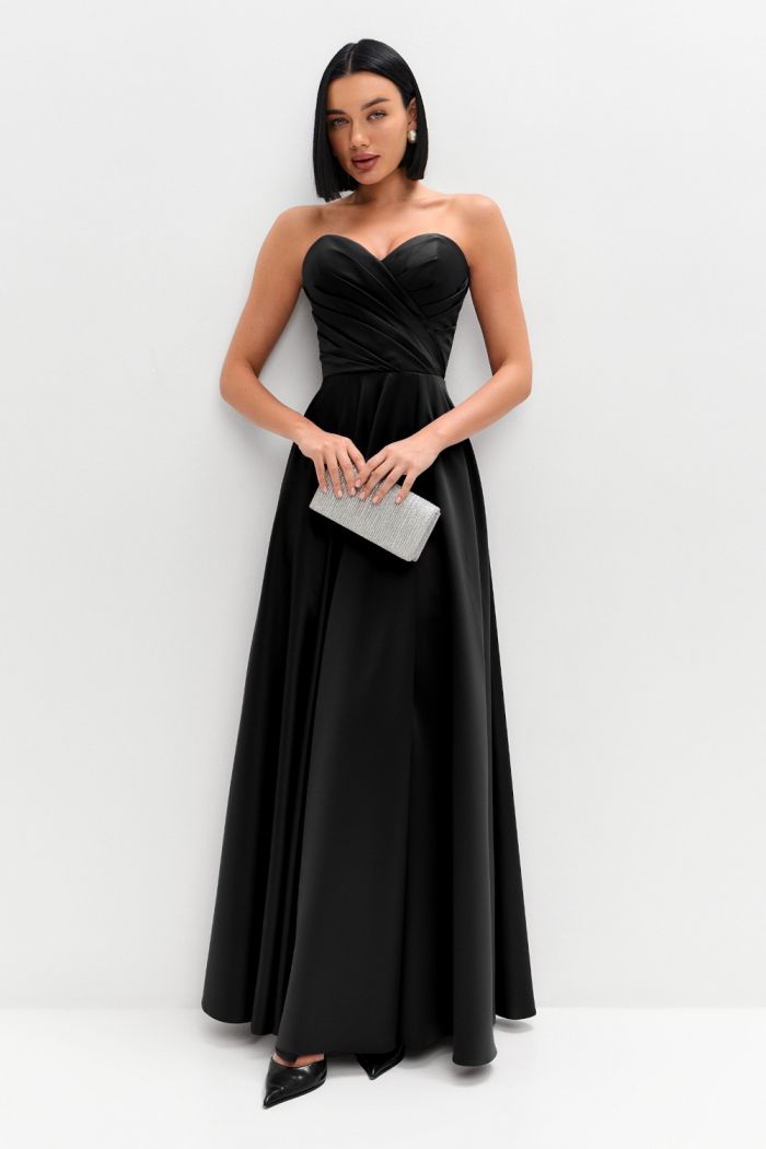 Черное атласное платье макси длины на корсетном лифе и с высоким разрезом по ноге - РОССА МАКСИ