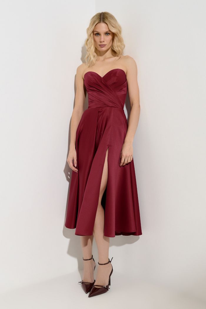 Элегантное короткое платье миди длины с открытым декольте на шнуровке и разрезом по ноге - РОССА