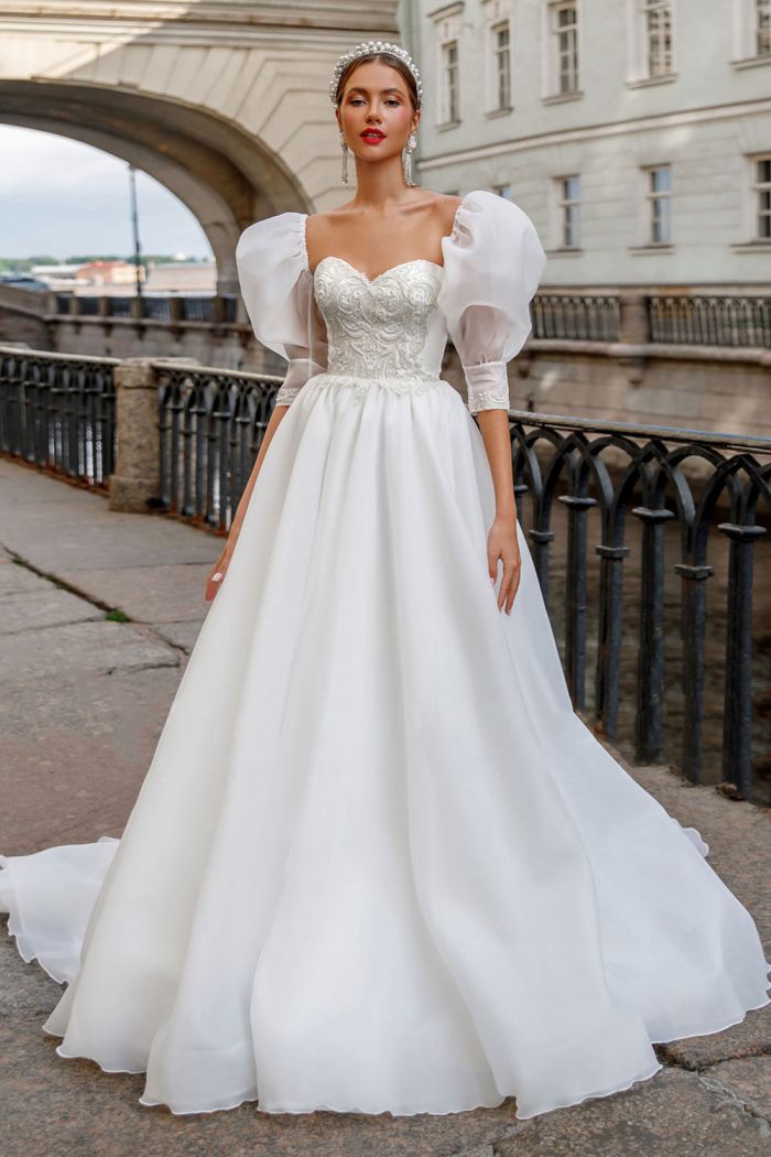 Свадебное платье с кружевным лифом и объемными рукавами, выполнено из органзы, со шлейфом 535