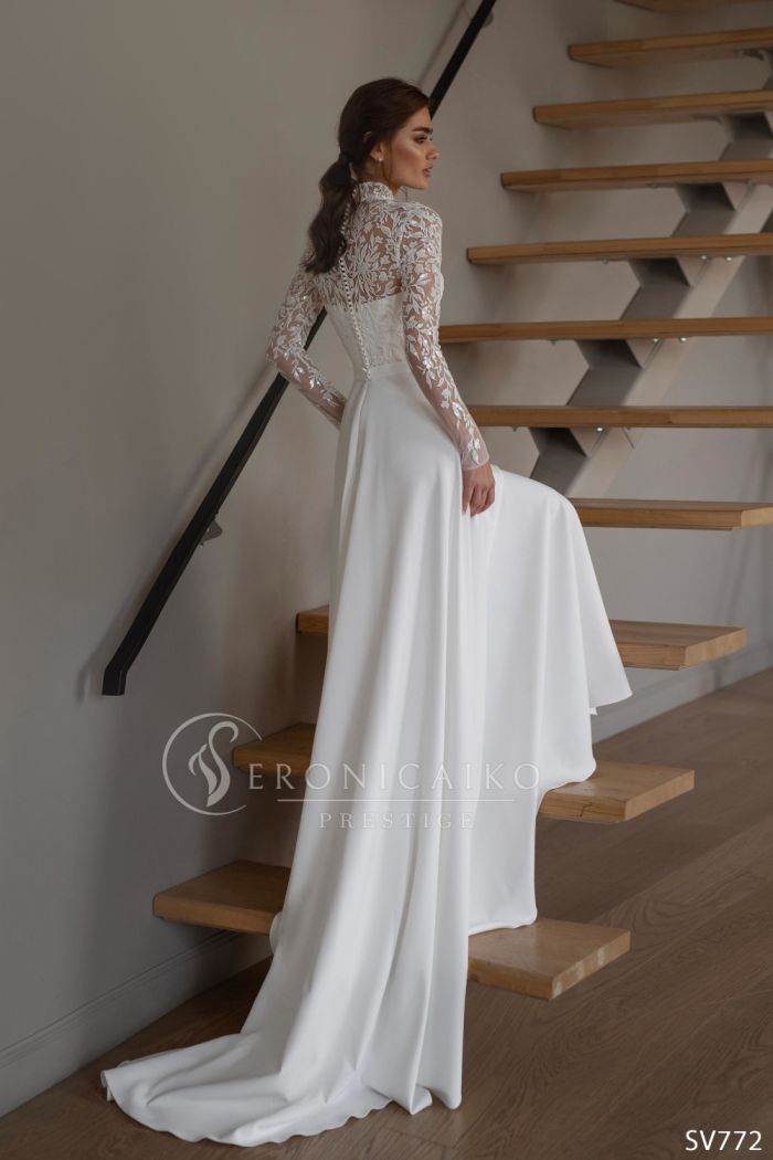 Прямое свадебное платье с кружевным лифом и воротником-стойкой - SV 772