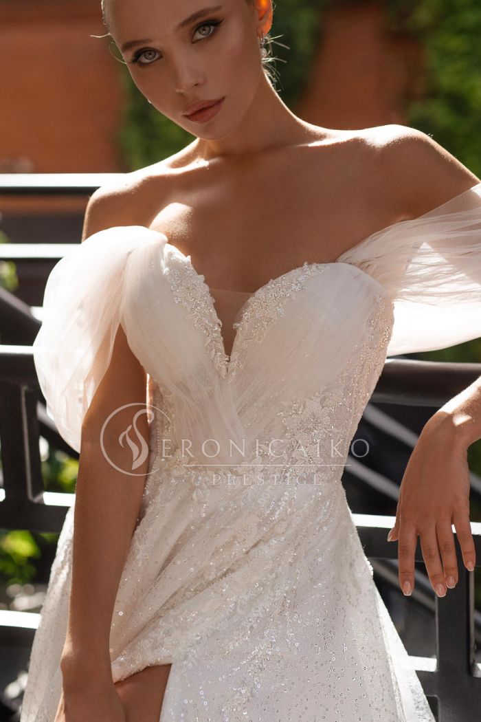 Сверкающее свадебное платье на корсете со спущенной линией плеч - SV 790