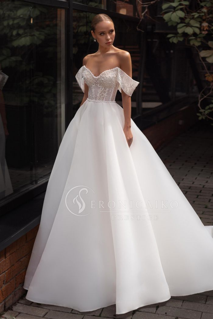 Эффектное свадебное платье на корсете со светоотражающим кружевом - SV 818