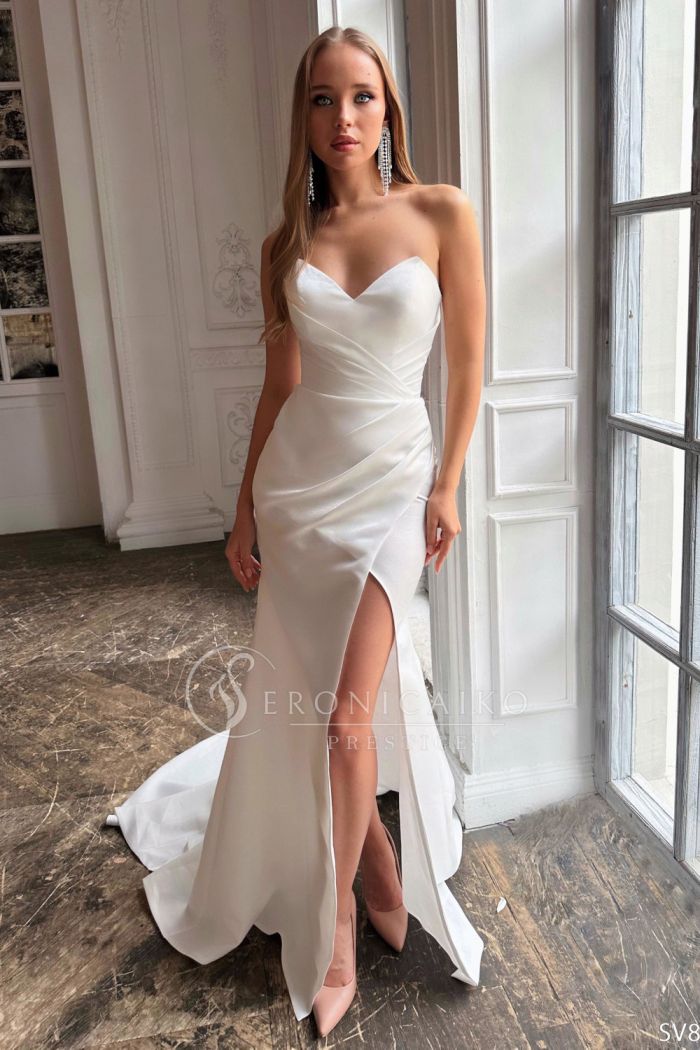 Эффектное свадебное платье силуэта рыбка из атласа с V-образным декольте - SV 824