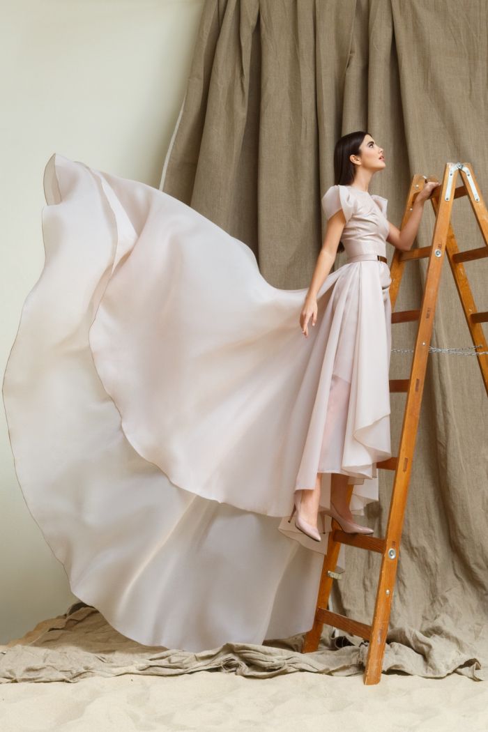 Шикарное коктейльное платье длины миди с коротким рукавом и съемным шлейфом - КАРОЛИН