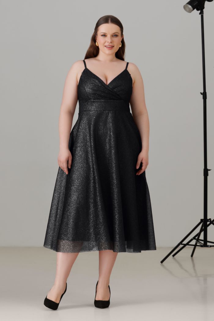 Черное эффектное платье из блестящей ткани миди длины на бретелях - ЗЕНА Миди
