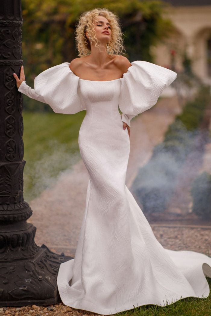 Свадебное атласное платье силуэта рыбка с фантазийным рукавом - АМАДЕУС