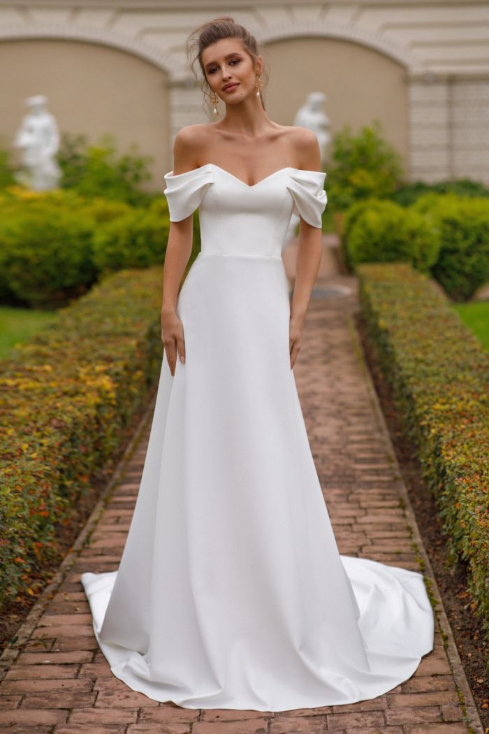 Атласное свадебное платье А-силуэта с открытыми плечами и шлейфом - МЕГ