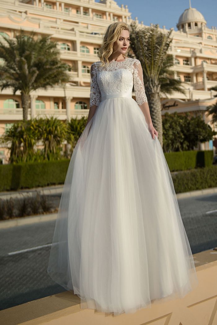 Классическое свадебное платье А-силуэта с рукавом и фатиновой юбкой SV 107
